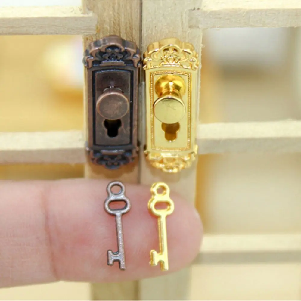 1/12 Scale Retro Style Dollhouse Lock Key Set Miniature Door Handles Brass Knobs Mini Furniture Pull Doll House DIY Accessories
1/12 Scale Retro Style Dollhouse Lock Key Set Miniature Door Handles Brass Knobs Mini Furniture Pull Doll House DIY Accessories