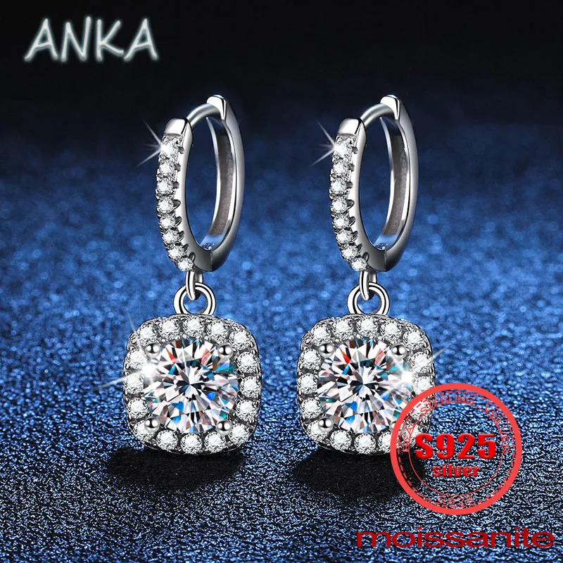 ANKA NEW S925 Silver Moissanite Female Earrings Classic Square Wrap Earrings 1ct 2ct D Color Exquisite Moissanite Earrings
ANKA NEW S925 Silver Moissanite Female Earrings Classic Square Wrap Earrings 1ct 2ct D Color Exquisite Moissanite Earrings