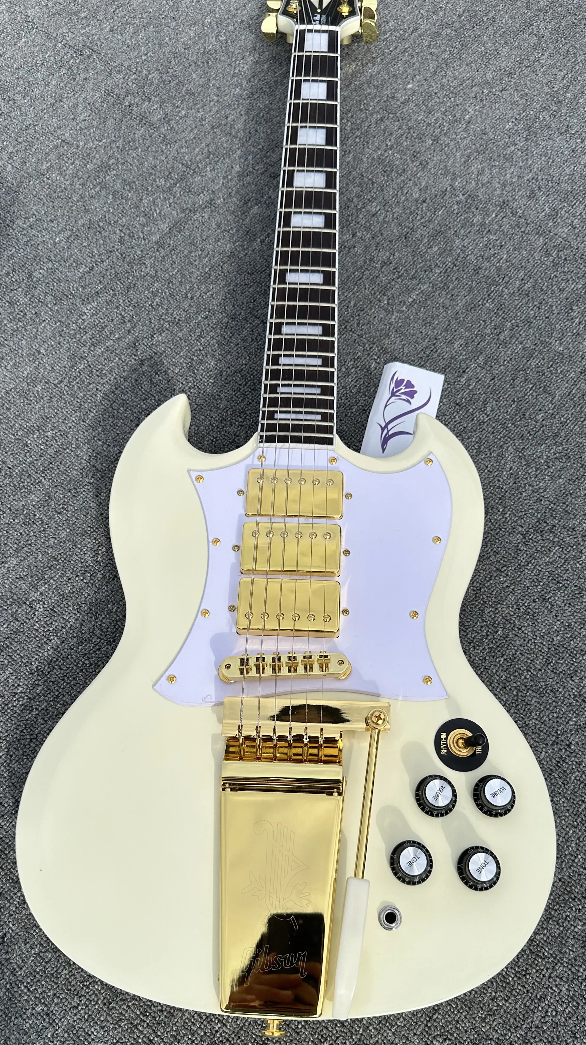Customized SG electric guitar, cream white, jazz vibrato, good sound quality, gold accessories, quick shipping
Customized SG electric guitar, cream white, jazz vibrato, good sound quality, gold accessories, quick shipping