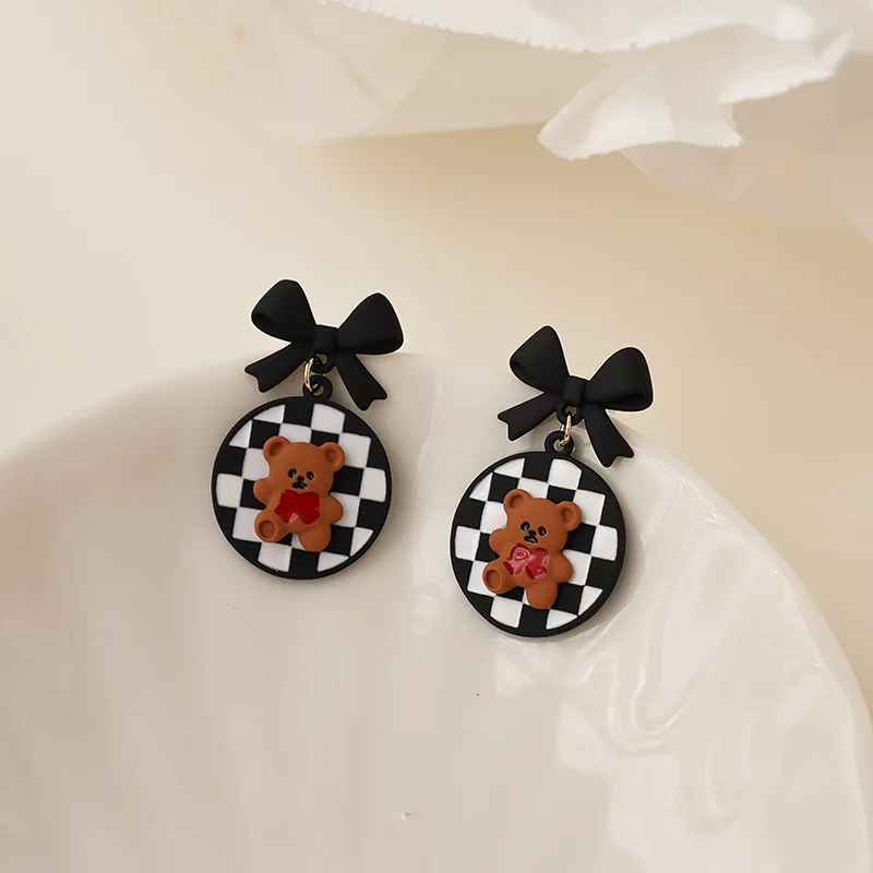 New Creative Earrings Fashion Black and White Checkerboard Bow Earrings Cute Cartoon Love Bear Earrings For Women Jewelry Gifts
New Creative Earrings Fashion Black and White Checkerboard Bow Earrings Cute Cartoon Love Bear Earrings For Women Jewelry Gifts
