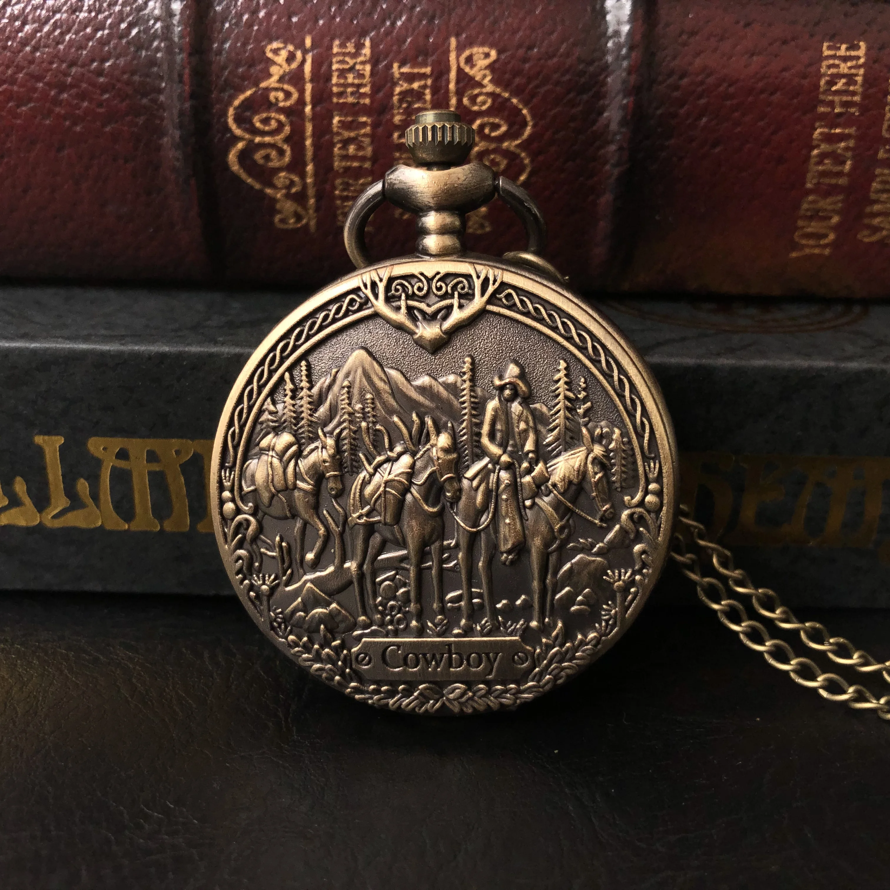 New Arrival Bronze Cowboy Carved Design Quartz Pocket Watch White Round Dial Vintage Necklace Slim Chain Pendant Men Women Gift
New Arrival Bronze Cowboy Carved Design Quartz Pocket Watch White Round Dial Vintage Necklace Slim Chain Pendant Men Women Gift