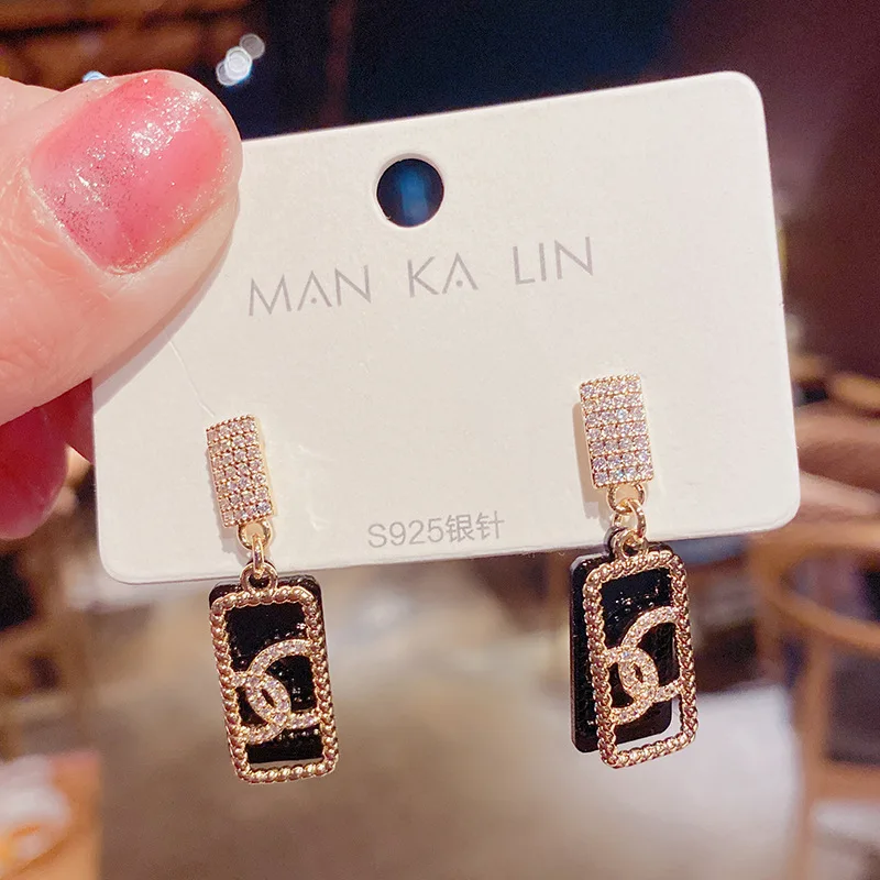 Fashionable and trendy micro inlaid square small fragrant style earrings, high-end and versatile earrings for celebrities
Fashionable and trendy micro inlaid square small fragrant style earrings, high-end and versatile earrings for celebrities