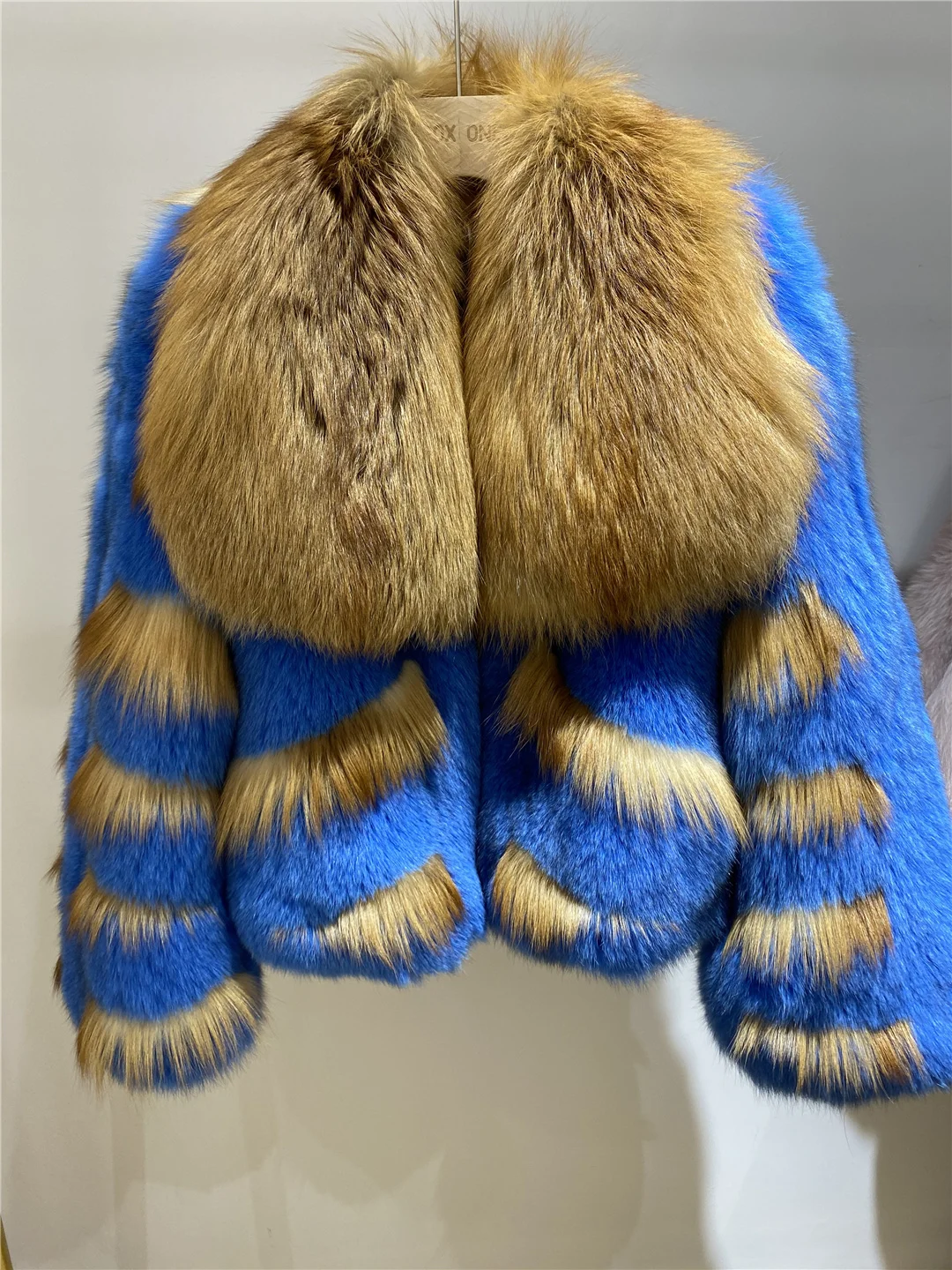 Imported whole Women Luxury Real Fur Coat Winter Fashion Fox Fur Coats With Super Huge Collar Lady Fur Jacket
Imported whole Women Luxury Real Fur Coat Winter Fashion Fox Fur Coats With Super Huge Collar Lady Fur Jacket