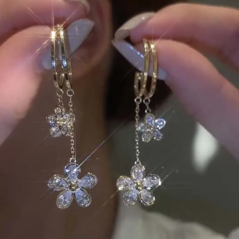 Korean Shiny Crystal Flower Pendant Drop Earrings for Women Fashion Light Luxury Chic Chain Dangle Earrings Party Jewelry Gifts
Korean Shiny Crystal Flower Pendant Drop Earrings for Women Fashion Light Luxury Chic Chain Dangle Earrings Party Jewelry Gifts
