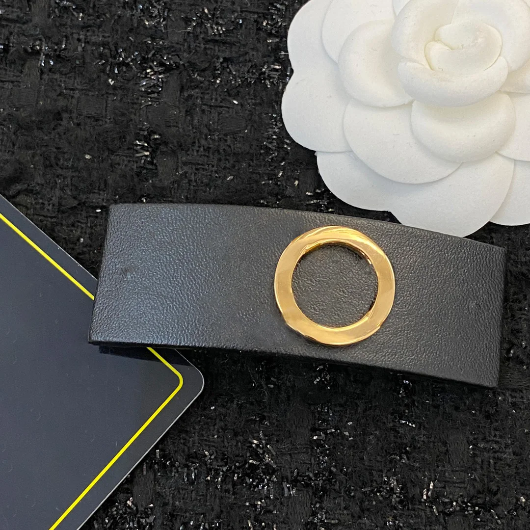 Luxury Jewelry 2022 Simple Black Leather Metal Letters Hair Clip Square spring clip Hairpin Woman Hair Accessories
Luxury Jewelry 2022 Simple Black Leather Metal Letters Hair Clip Square spring clip Hairpin Woman Hair Accessories