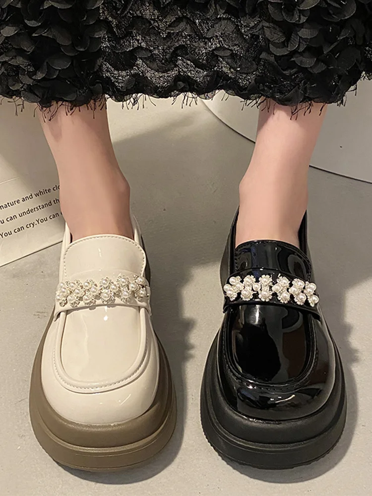 Женские туфли с украшением из жемчуга, черные повседневные кроссовки в британском стиле на плоской подошве, оксфорды, клоги, платформа, 2023
Женские туфли с украшением из жемчуга, черные повседневные кроссовки в британском стиле на плоской подошве, оксфорды, клоги, платформа, 2023