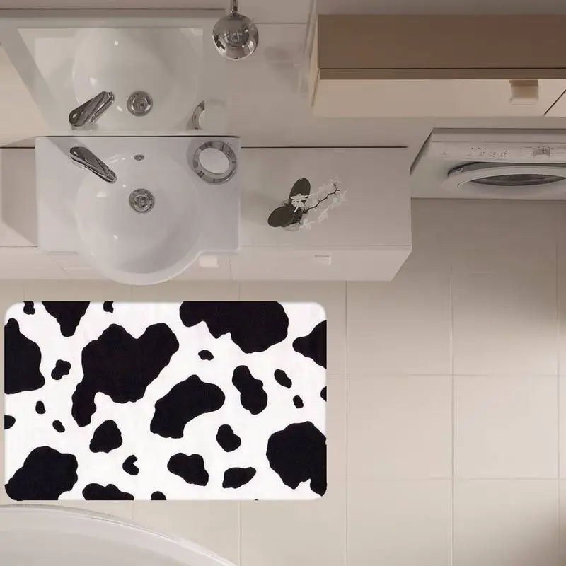 Черно-белый коврик с изображением далматинской коровы и зебры 
Черно-белый коврик с изображением далматинской коровы и зебры