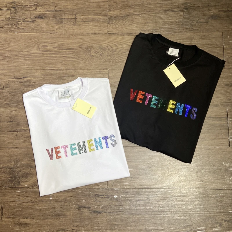 Colorful Embroidery Rhinestone White Black VETEMENTS T Shirt Men Women High Quality Fashion Hip Hop VTM Short Sleeve T-Shirt
Colorful Embroidery Rhinestone White Black VETEMENTS T Shirt Men Women High Quality Fashion Hip Hop VTM Short Sleeve T-Shirt