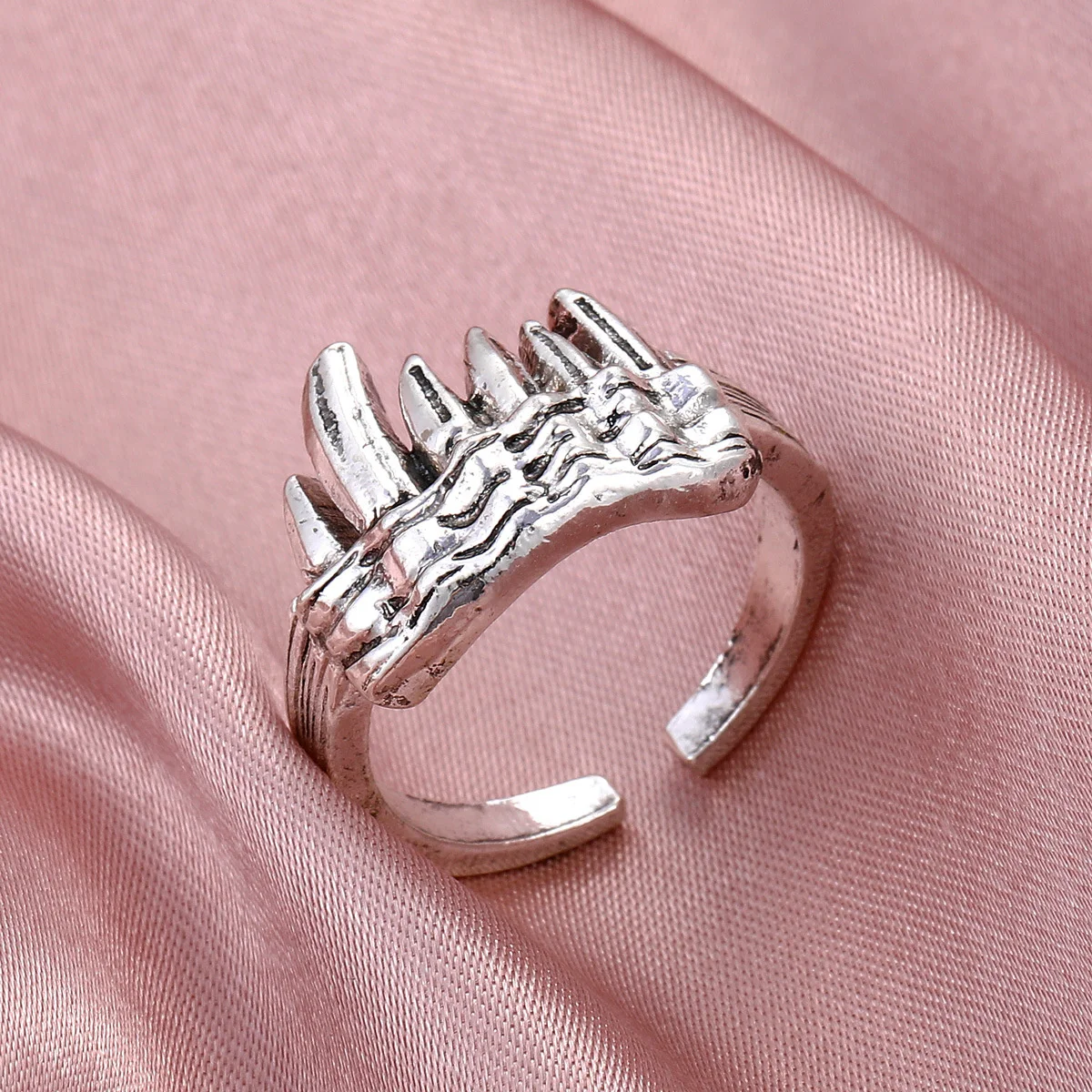 Creative Tusk Ring Punk Metal Opening Animal Teeth Ring Personality Antique Silver Finger Rings For Adult Funny Designer Jewelry
Creative Tusk Ring Punk Metal Opening Animal Teeth Ring Personality Antique Silver Finger Rings For Adult Funny Designer Jewelry