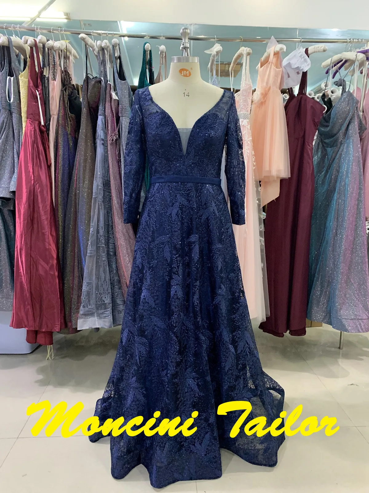 Новинка 2022, темно-синее кружевное вечернее платье с V-образным вырезом и длинными рукавами, украшенное пайетками, со шлейфом, модное и элеган...
Новинка 2022, темно-синее кружевное вечернее платье с V-образным вырезом и длинными рукавами, украшенное пайетками, со шлейфом, модное и элеган...