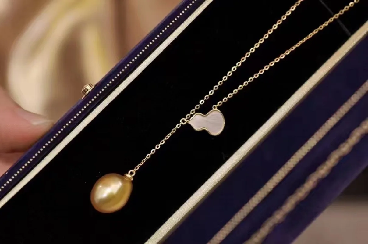 925 Sterling Silver New Ladies Simple Pendant Jewelry 10-11mm Water Drop South Sea Gold Pearl Pendant For Women Fine Party Gifts
925 Sterling Silver New Ladies Simple Pendant Jewelry 10-11mm Water Drop South Sea Gold Pearl Pendant For Women Fine Party Gifts