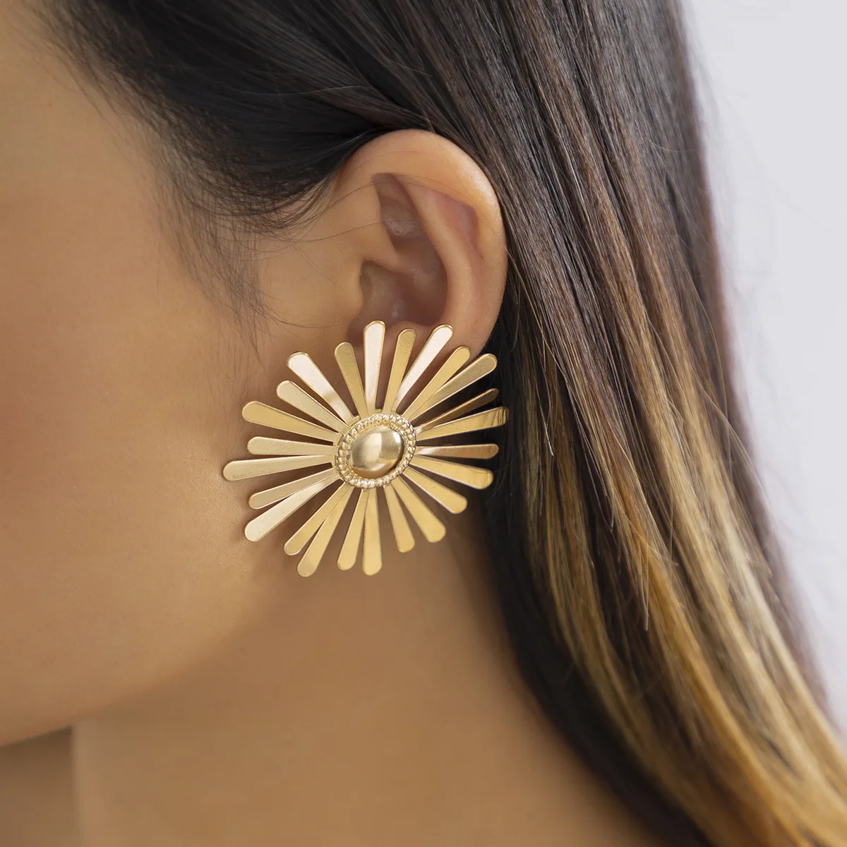 Sunflower Stud Earrings Earrings for Women European and American Jewelry Cool Style Personality Exaggerated Shiny Metal Earrings
Sunflower Stud Earrings Earrings for Women European and American Jewelry Cool Style Personality Exaggerated Shiny Metal Earrings