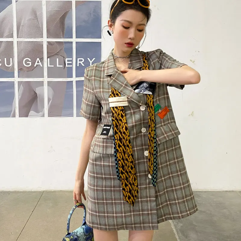 Летнее свободное лоскутное нишевое дизайнерское клетчатое платье средней длины с воротником-костюмом и галстуком
Летнее свободное лоскутное нишевое дизайнерское клетчатое платье средней длины с воротником-костюмом и галстуком