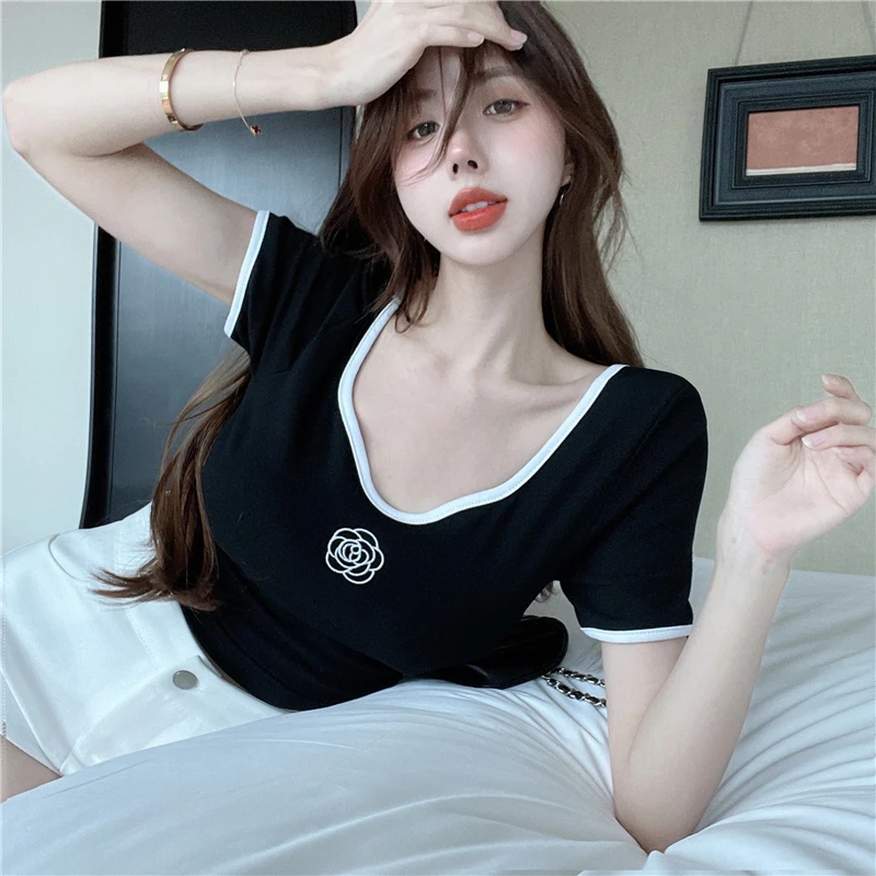 Korean Fashion Lady V Neck Embroidery Floral Short Length Tshirt Black Women Casual Skinny T Shirt Basic Outdoor Summer Crop Top
Korean Fashion Lady V Neck Embroidery Floral Short Length Tshirt Black Women Casual Skinny T Shirt Basic Outdoor Summer Crop Top