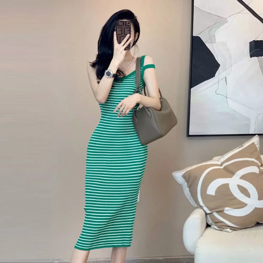 Женское трикотажное платье в полоску, с круглым вырезом, без рукавов
Женское трикотажное платье в полоску, с круглым вырезом, без рукавов