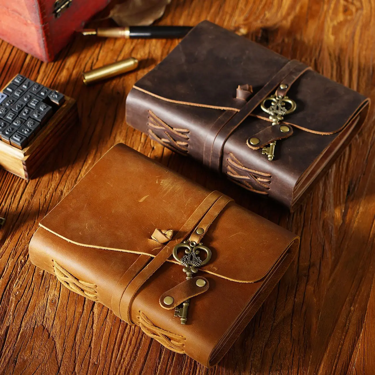 2023 New Hand Made Genuine Leather Vintage Europe Fashion Band Journal 300P For Traveller DIY Sketchbook Diary Gift 18*13cm
2023 New Hand Made Genuine Leather Vintage Europe Fashion Band Journal 300P For Traveller DIY Sketchbook Diary Gift 18*13cm