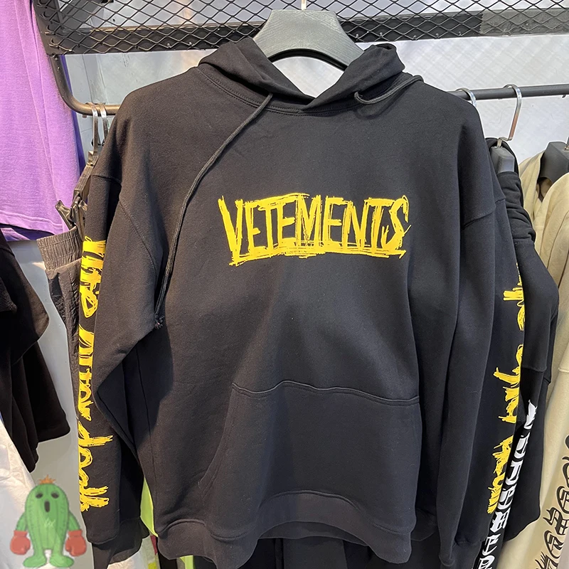 

Real Photos Graffiti Letter VETEMENTS Hoodies Embroidery Logo Drawstring Pullover High Street Oversized Men Women VTM Sweatshirt