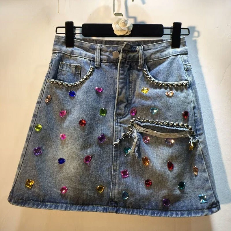 Женская рваная джинсовая мини-юбка, трапециевидная короткая трапециевидная юбка радужной расцветки со стразами и бусинами, уличная одежда
Женская рваная джинсовая мини-юбка, трапециевидная короткая трапециевидная юбка радужной расцветки со стразами и бусинами, уличная одежда