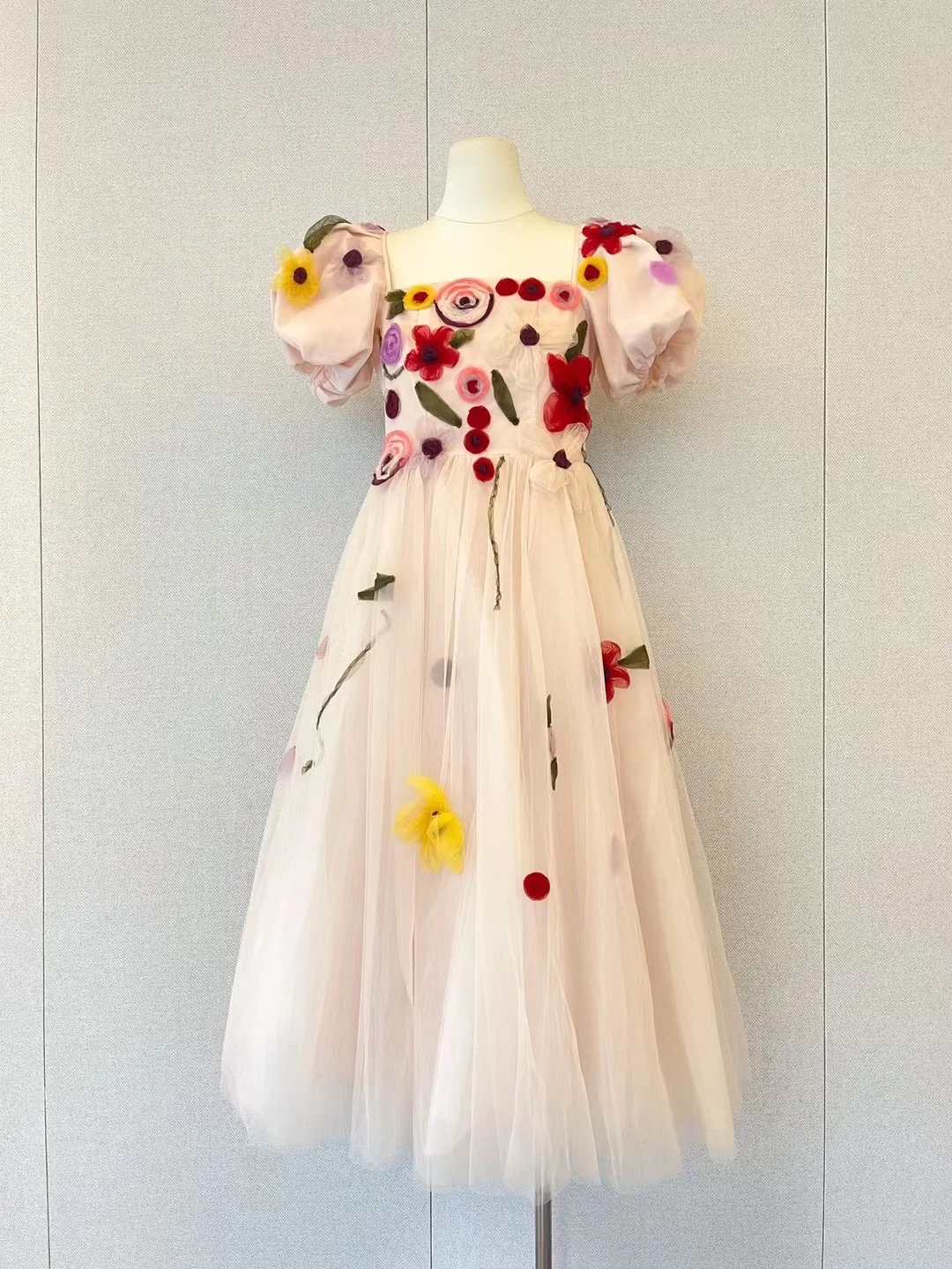 

Spring new Vietnam niche all handmade super heavy industry bubble sleeve three-dimensional flower petal dress