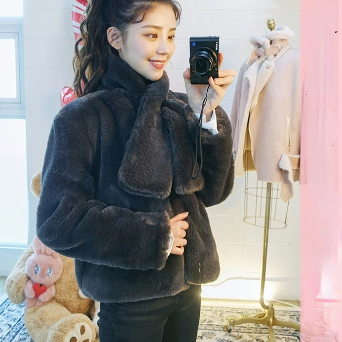 Winter 2022 New Women Fashion Korean Office Lady Solid Color Faux Fur Short Coat Female Long Sleeves Warm Thick Outerwears A13
Winter 2022 New Women Fashion Korean Office Lady Solid Color Faux Fur Short Coat Female Long Sleeves Warm Thick Outerwears A13