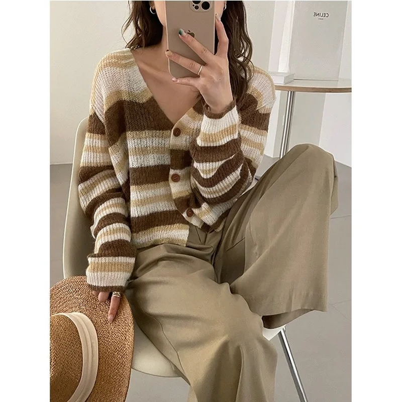 Korean cardigans color-blocked striped knitted cardigan women 2022 autumn new V-neck loose casual cardigan short coat female
Korean cardigans color-blocked striped knitted cardigan women 2022 autumn new V-neck loose casual cardigan short coat female