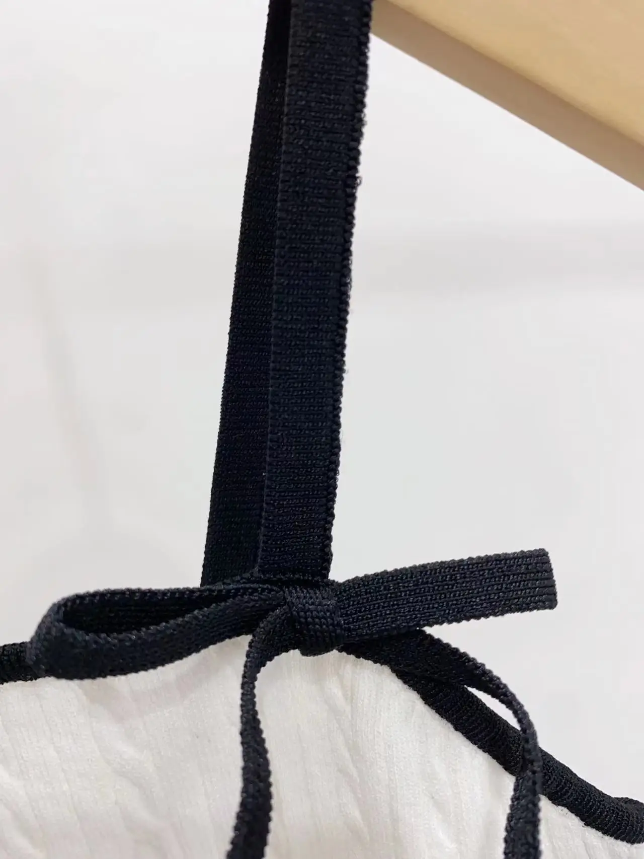 White or Yellow Knit Sling Top Women Halter Sleeveless Backless Embroidery Letter Female Camisole 2023 Spring Summer
White or Yellow Knit Sling Top Women Halter Sleeveless Backless Embroidery Letter Female Camisole 2023 Spring Summer