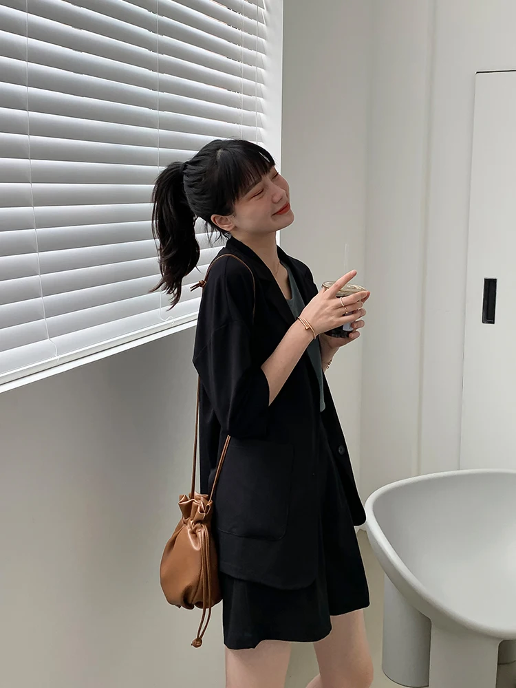 A Black suit jacket women's spring and autumn small short casual temperament suit jacket new loose and thin
A Black suit jacket women's spring and autumn small short casual temperament suit jacket new loose and thin