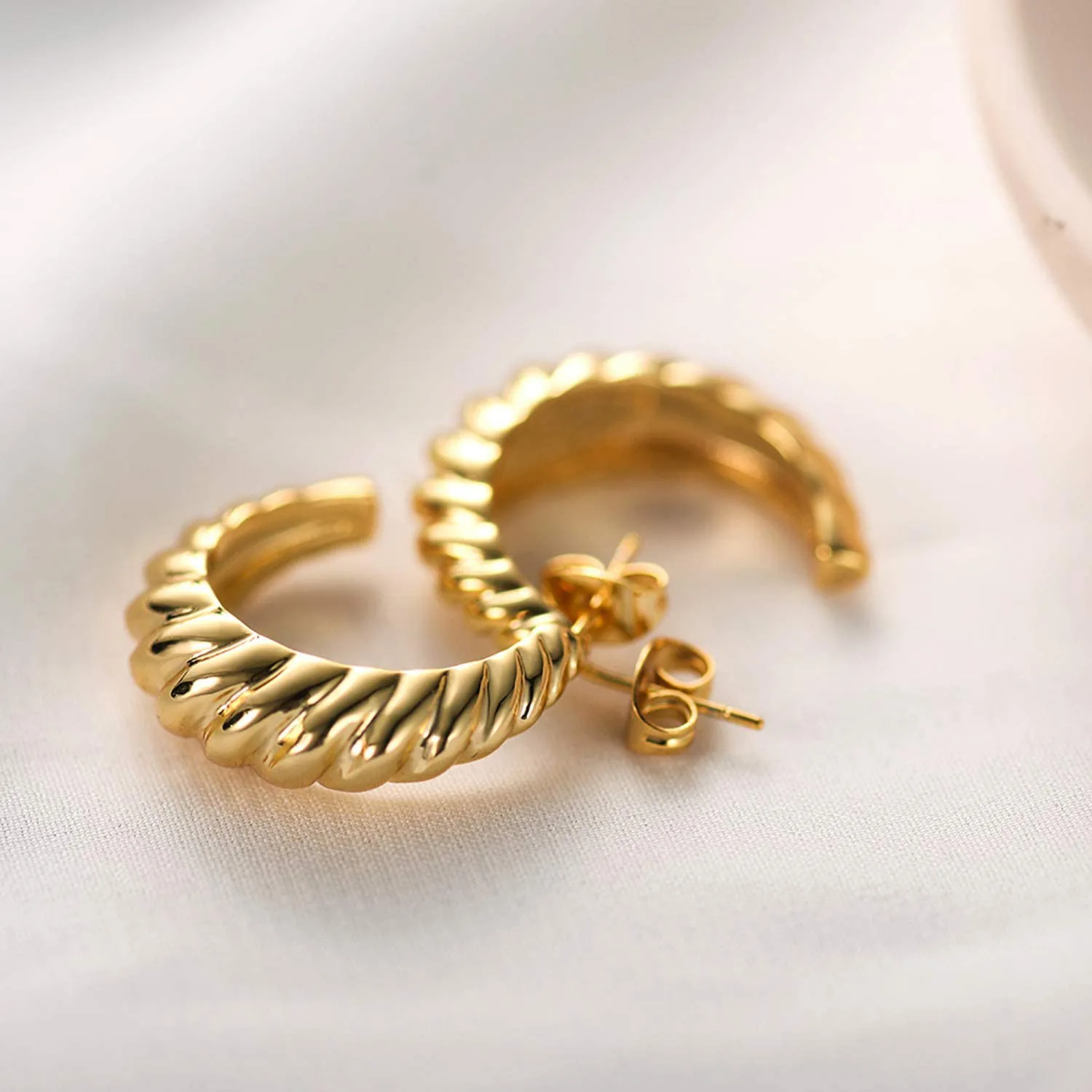 ALTERA Vintage C Shaped Croissant Stud Earrings Gold Color Stainless Steel Twisted Hoop Earrings for Women Jewelry Wholesale
ALTERA Vintage C Shaped Croissant Stud Earrings Gold Color Stainless Steel Twisted Hoop Earrings for Women Jewelry Wholesale