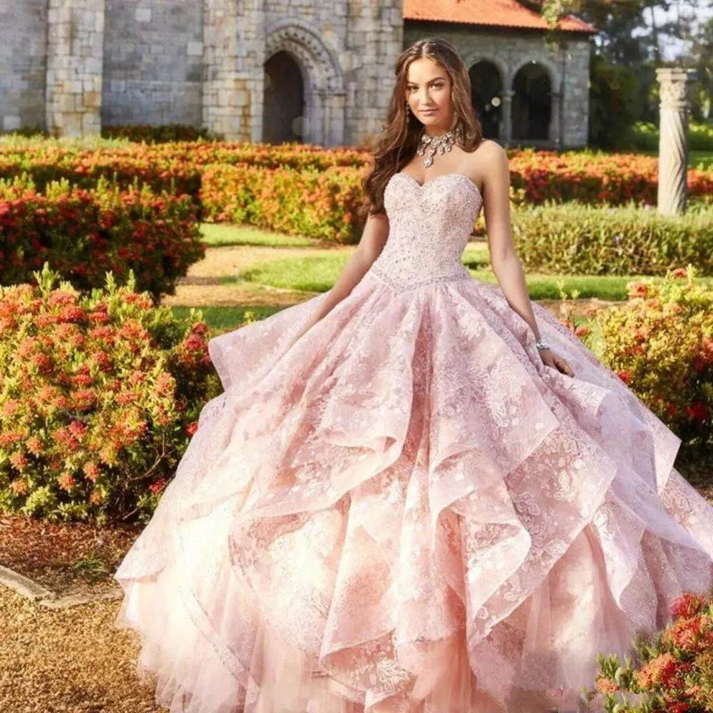 

Pink Beaded Ball Gown Lace Quinceanera Dresses Sweetheart Neck Crystals Prom Gowns Rhinestones Corset Tiered Sweet 16 Dress