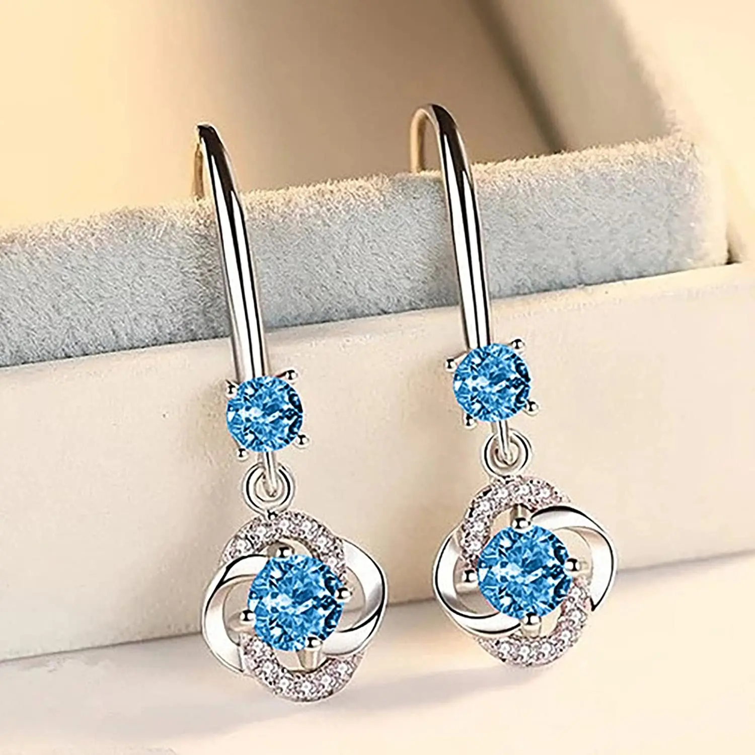 Diamond-Studded Creative Earrings Temperament Long Four-Leaf Compact Earring Jewelry Festive Gifts for Women Girls Earrings
Diamond-Studded Creative Earrings Temperament Long Four-Leaf Compact Earring Jewelry Festive Gifts for Women Girls Earrings