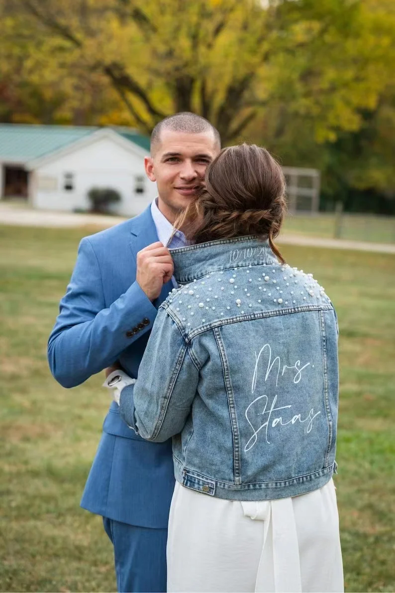 Custom Winter Denim Bride Jacket Embroidered Sequined Hem Autumn Short Jacket Personalised Lapel Women Clothes Bridesmaid Coat
Custom Winter Denim Bride Jacket Embroidered Sequined Hem Autumn Short Jacket Personalised Lapel Women Clothes Bridesmaid Coat