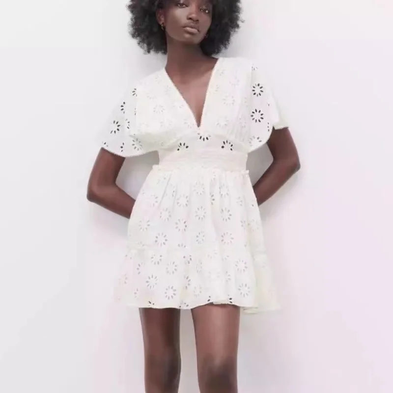 Женское платье с цветочной вышивкой, коротким рукавом и поясом на резинке
Женское платье с цветочной вышивкой, коротким рукавом и поясом на резинке