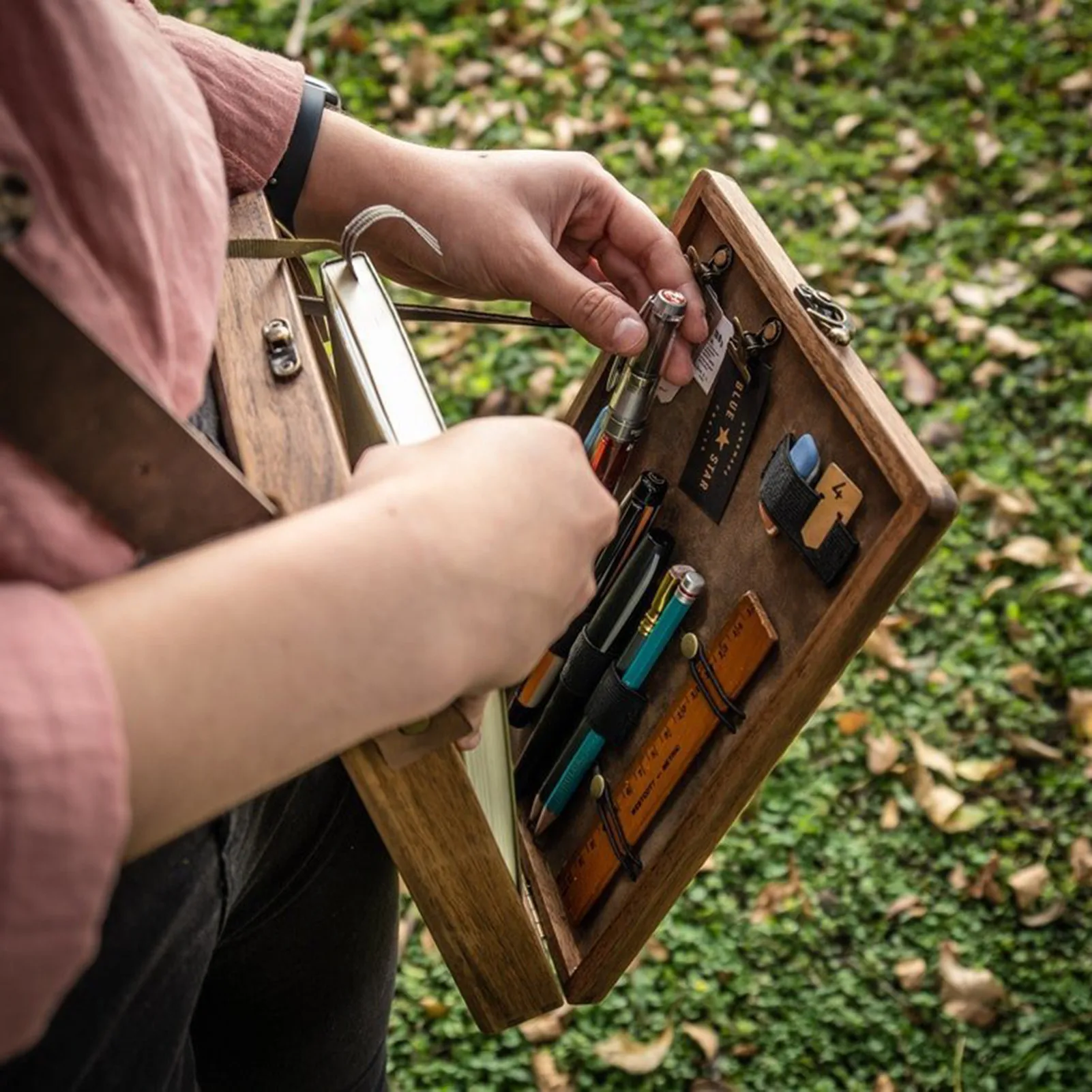 Writers Messenger Box Retro Writer Storage Box For Artist Writer Painter Pen Brush Tool Decorative Shoulder Bag Style Wooden Box
Writers Messenger Box Retro Writer Storage Box For Artist Writer Painter Pen Brush Tool Decorative Shoulder Bag Style Wooden Box