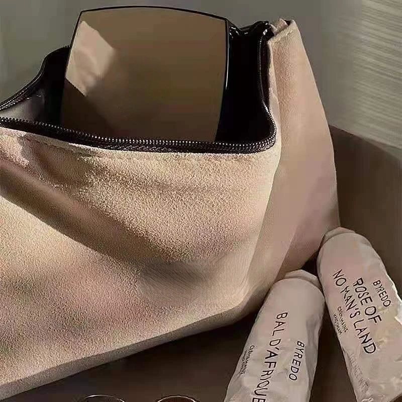 New suede makeup bag Travel portable wash bag Simple hand phone bag for storage gift
New suede makeup bag Travel portable wash bag Simple hand phone bag for storage gift