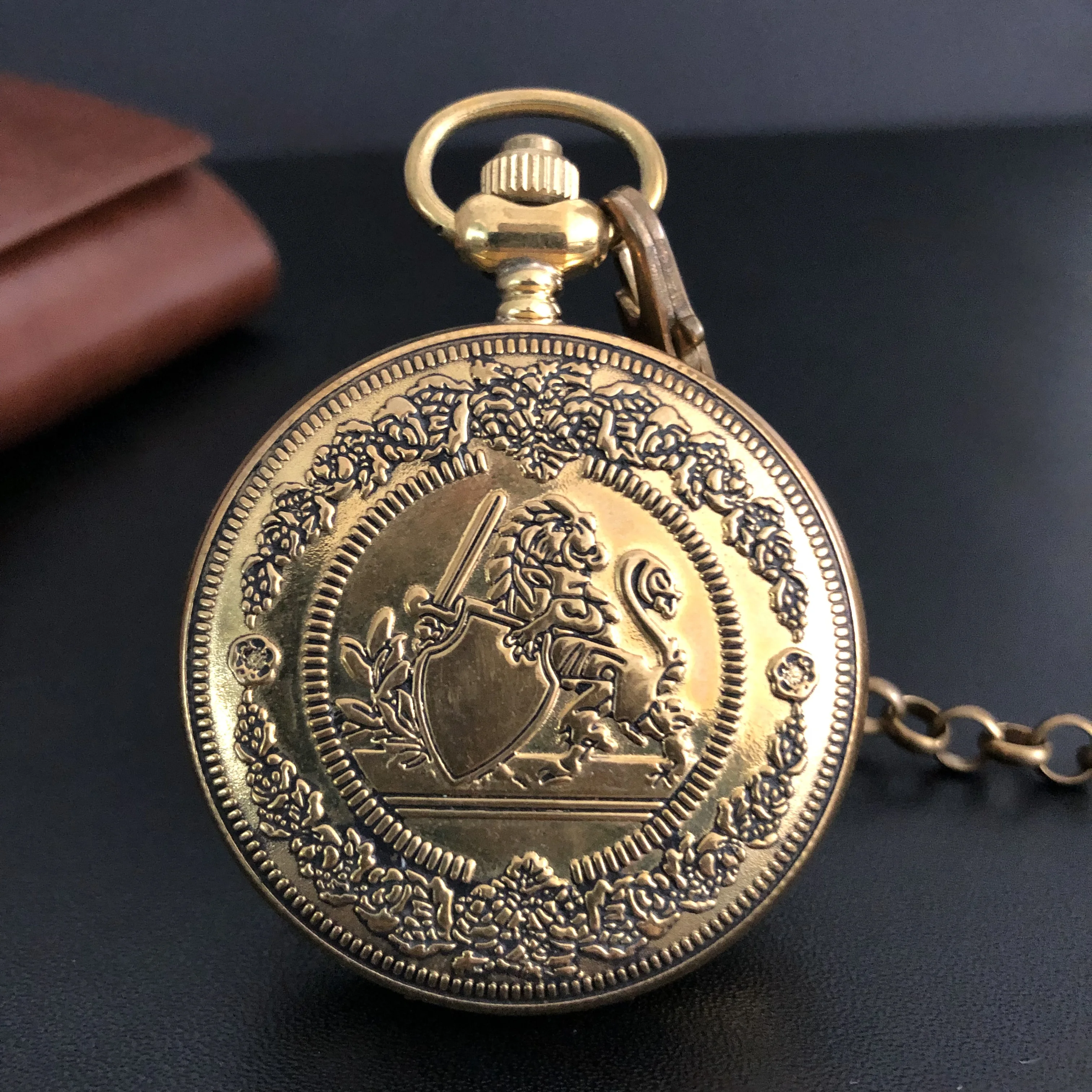Exquisite Carved Retro Roman Numerals Big Dial Mechanical Pocket Watch Necklace Pendant Chain Gifts For Men Women
Exquisite Carved Retro Roman Numerals Big Dial Mechanical Pocket Watch Necklace Pendant Chain Gifts For Men Women