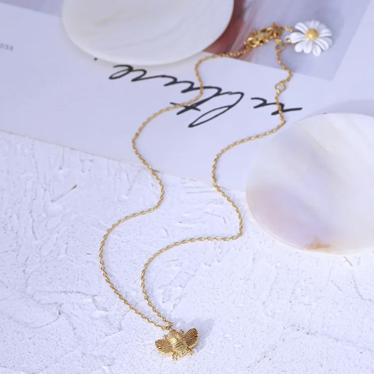 European and American jewelry fashion exquisite three-dimensional bee enamel daisy shape necklace
European and American jewelry fashion exquisite three-dimensional bee enamel daisy shape necklace