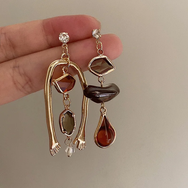French Oil Painting Style Retro Art Abstract Female Fashion Asymmetrical Design Korean Version Personality Earrings Tide
French Oil Painting Style Retro Art Abstract Female Fashion Asymmetrical Design Korean Version Personality Earrings Tide