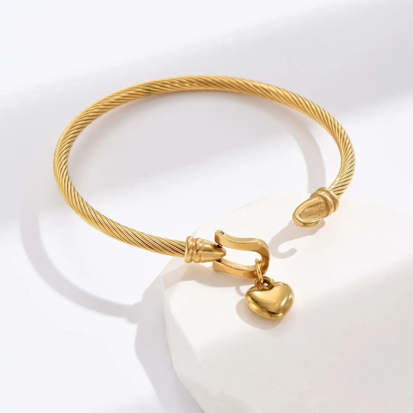 2022 fashion exquisite female personality horseshoe buckle bracelet titanium steel love accessories for mother girlfriend
2022 fashion exquisite female personality horseshoe buckle bracelet titanium steel love accessories for mother girlfriend