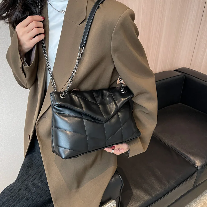 Ringer Chain Cross Body Small Square Bag Women New Commuter One Shoulder Bag Autumn Winter 2022 Soft Large Capacity Armpit Bag
Ringer Chain Cross Body Small Square Bag Women New Commuter One Shoulder Bag Autumn Winter 2022 Soft Large Capacity Armpit Bag