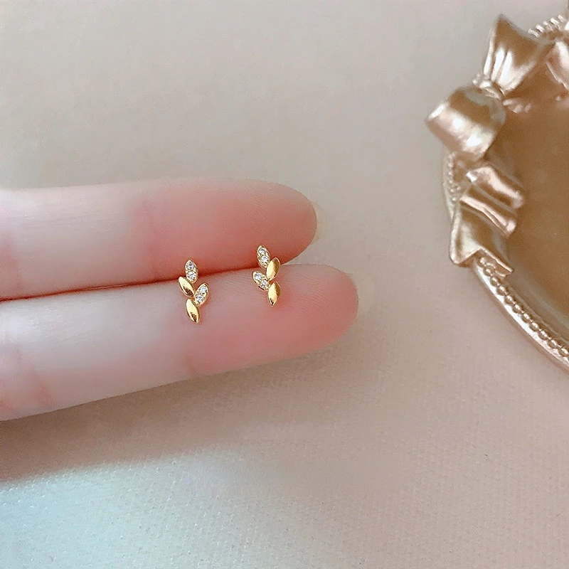 European Style Mini Leaf Micro Mosaic Zircon Earrings For Women Simple Olive Branch Leaf Earrings Sweet Cute Student Jewelry
European Style Mini Leaf Micro Mosaic Zircon Earrings For Women Simple Olive Branch Leaf Earrings Sweet Cute Student Jewelry