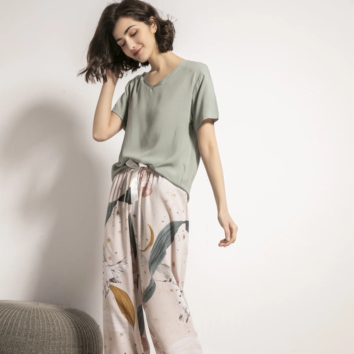 Summer 2021 New women's V-neck Big Leaf Printed Pajamas Suit Ladies Cotton Silk Simple Style Pajamas Loose Soft Homewear Women
Summer 2021 New women's V-neck Big Leaf Printed Pajamas Suit Ladies Cotton Silk Simple Style Pajamas Loose Soft Homewear Women