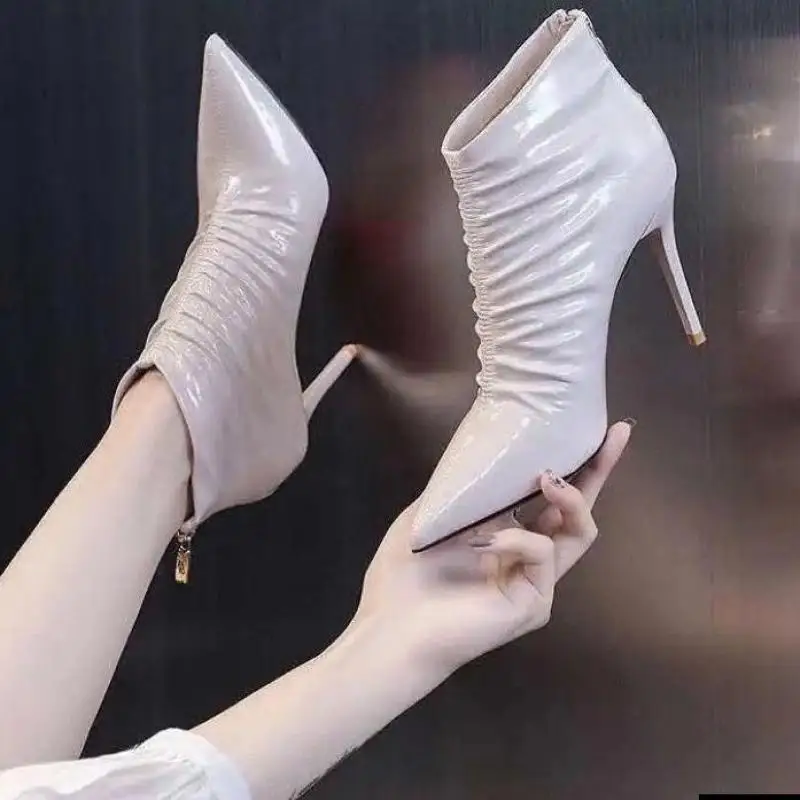 Snowflake Shoes Folds And Velvet High-heeled Short Boots Women's Shoes 2022 New Pointed Soft Leather Boots Women's Stiletto Fash
Snowflake Shoes Folds And Velvet High-heeled Short Boots Women's Shoes 2022 New Pointed Soft Leather Boots Women's Stiletto Fash