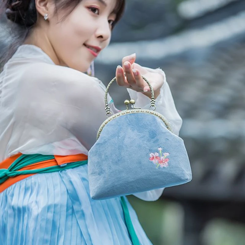 Female Vintage Velvet Fabric Clasp Handbag Girly Chinese Traditional Old Design Retro Chic Chain Small Size Roomy Messenger Bag
Female Vintage Velvet Fabric Clasp Handbag Girly Chinese Traditional Old Design Retro Chic Chain Small Size Roomy Messenger Bag