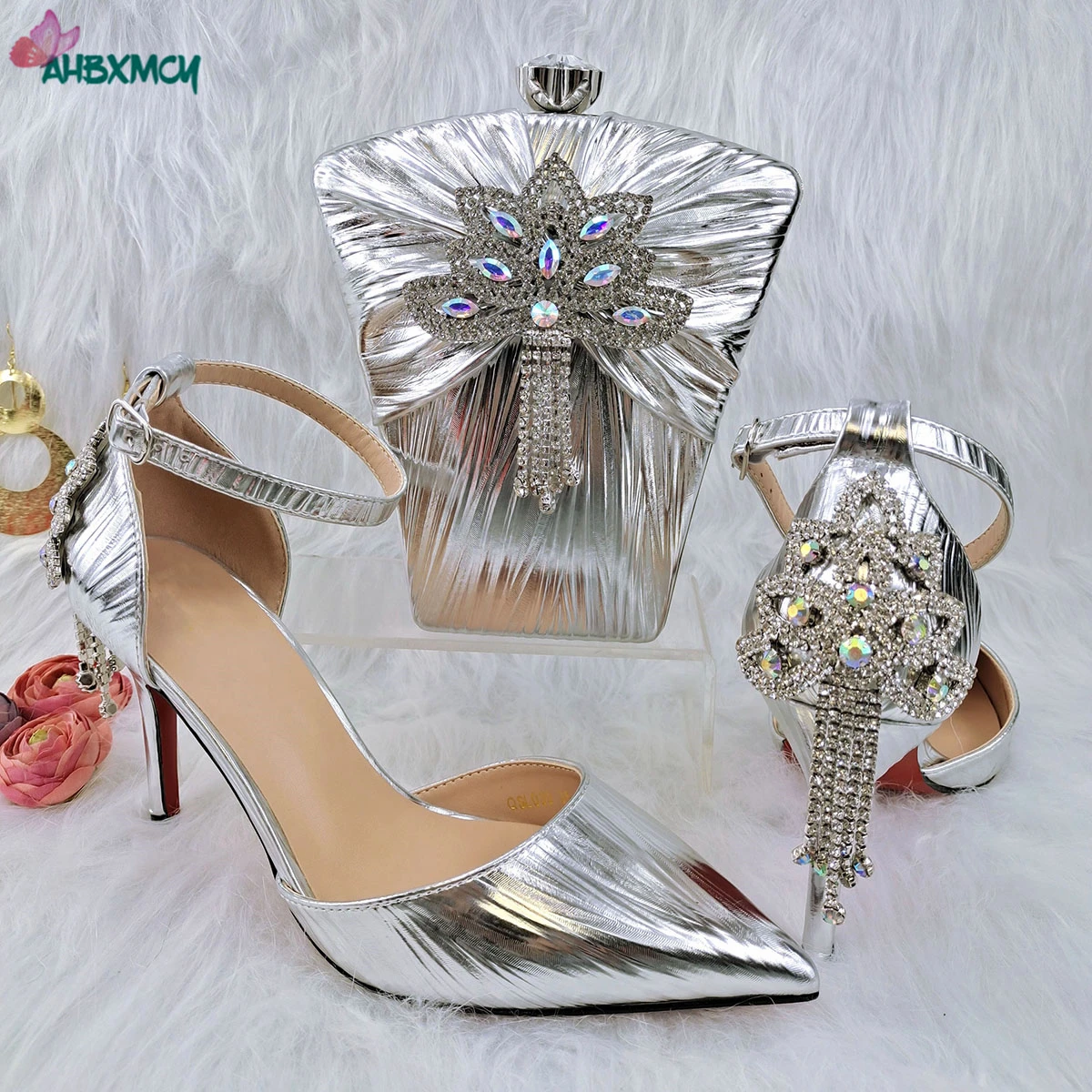 2022 Hot Selling Fanshion Design Italian Women's Wedding Shoes and Bag in Silver Color Thin Heels Pointed Toe Sandals for Party
2022 Hot Selling Fanshion Design Italian Women's Wedding Shoes and Bag in Silver Color Thin Heels Pointed Toe Sandals for Party