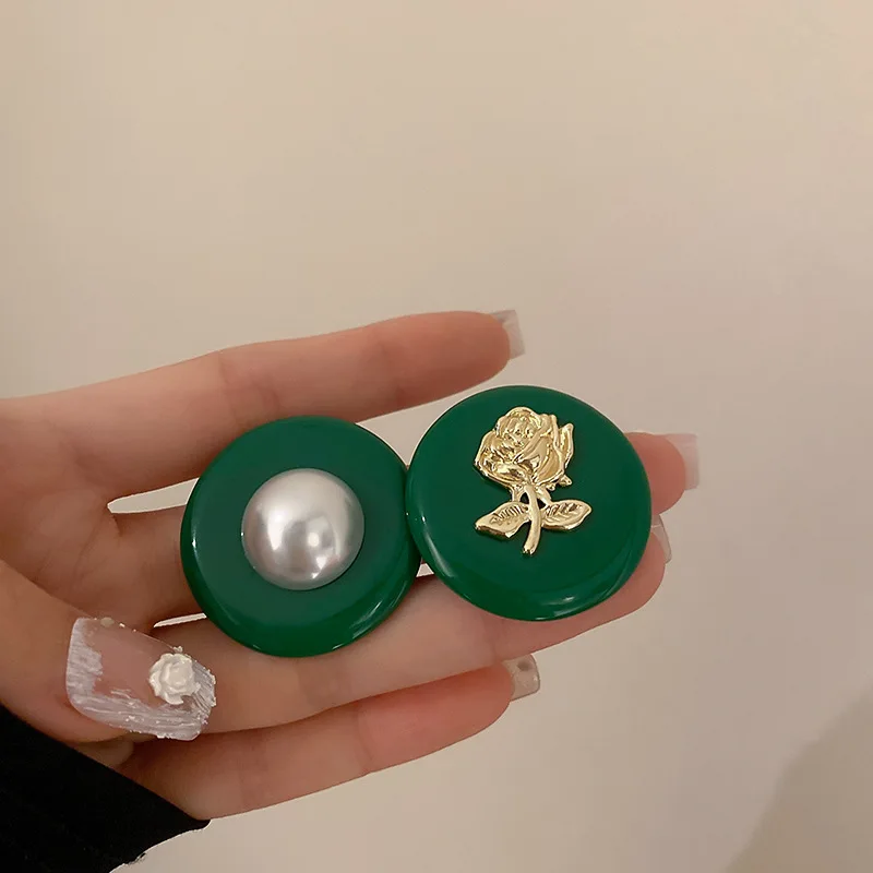 New Vintage Gold Color Rose Flower Pearl Round Big Stud Earrings For Women Fashion Bijoux Retro Jewelry Statement Earings
New Vintage Gold Color Rose Flower Pearl Round Big Stud Earrings For Women Fashion Bijoux Retro Jewelry Statement Earings