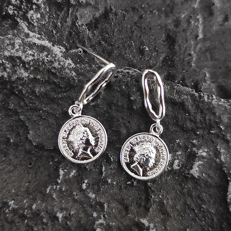 Женские серьги в виде королевской монеты серебряного цвета, Модные Винтажные круглые серьги 2023, ювелирные изделия для молодых девушек, аксессуары, праздничный подарок
Женские серьги в виде королевской монеты серебряного цвета, Модные Винтажные круглые серьги 2023, ювелирные изделия для молодых девушек, аксессуары, праздничный подарок