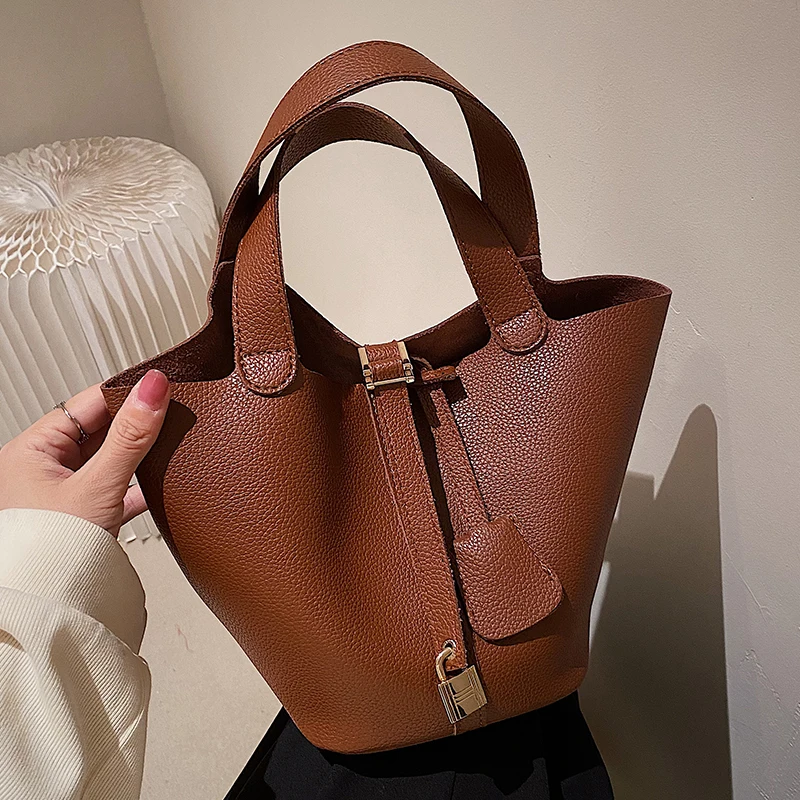 Luxury Soft Pu Leather Bucket Bags Designer Large Capacity Casual Female Handsbags Elegant Fashion Shoulder Bag 2022 New Trend
Luxury Soft Pu Leather Bucket Bags Designer Large Capacity Casual Female Handsbags Elegant Fashion Shoulder Bag 2022 New Trend