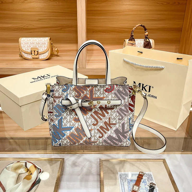 Luxury Brand Genuine Leather High Capacity Tote Bag 2023 New Fashion High Quality Handheld Crossbody Bag Animation Derivatives 
Luxury Brand Genuine Leather High Capacity Tote Bag 2023 New Fashion High Quality Handheld Crossbody Bag Animation Derivatives