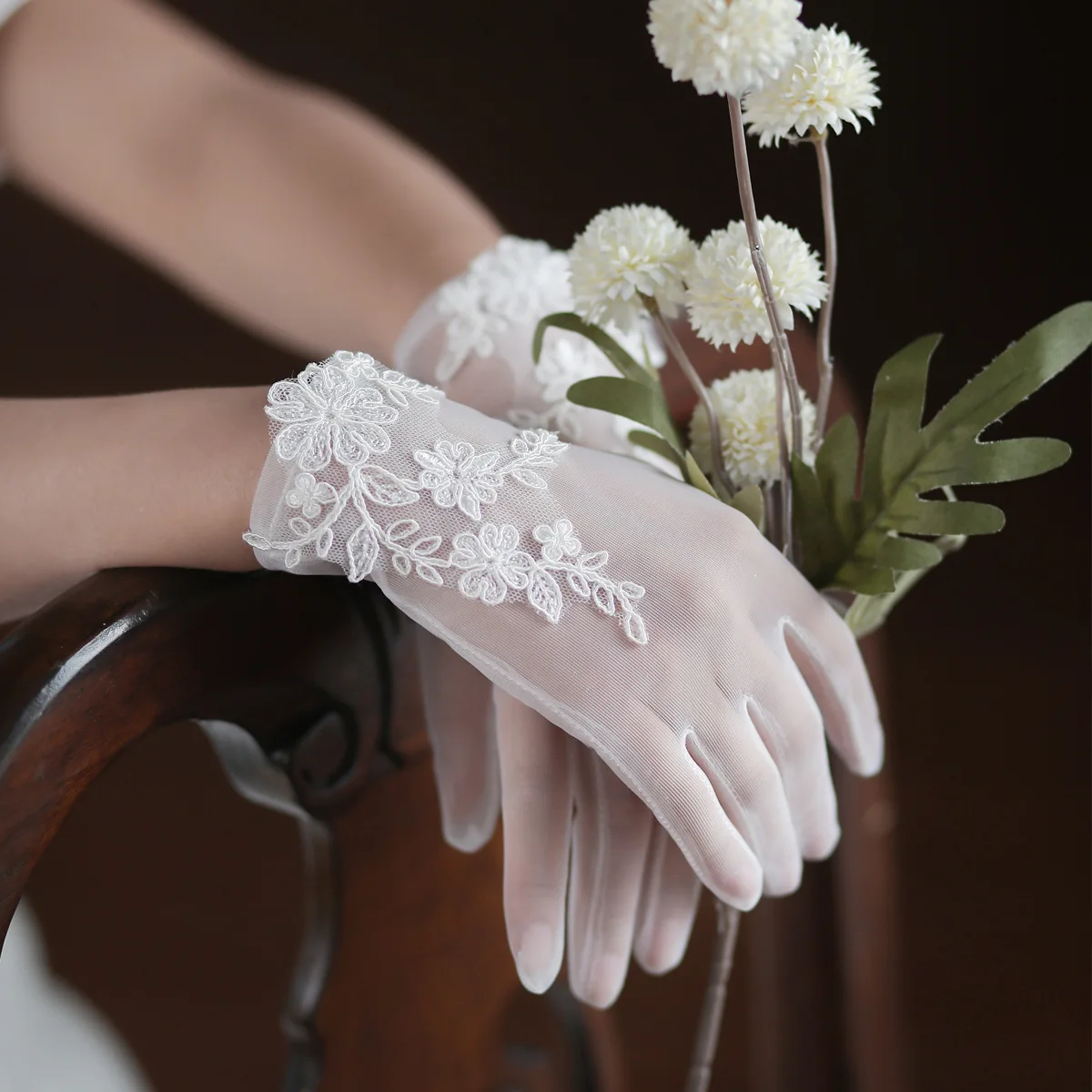 

Wedding Gloves For Bride Lace Tulle Short Paragraph Mittens Wedding Dresses Party Accessories Charming Lady Women Glove Fingers