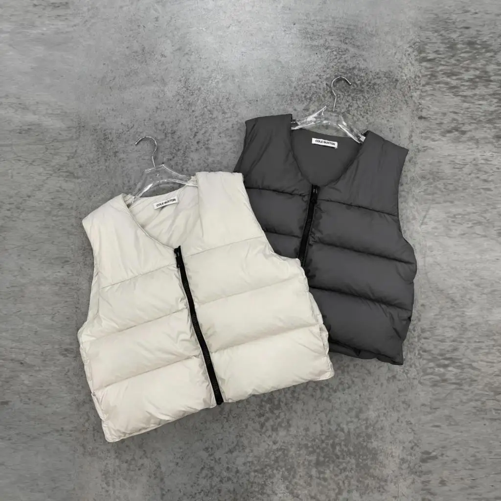 Куртка-пуховик без рукавов, на молнии, в винтажном стиле
Куртка-пуховик без рукавов, на молнии, в винтажном стиле